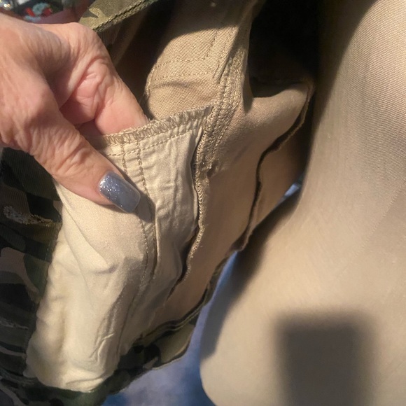 Camo Jean jacket. Sz large. Lots of details. - Picture 7 of 9